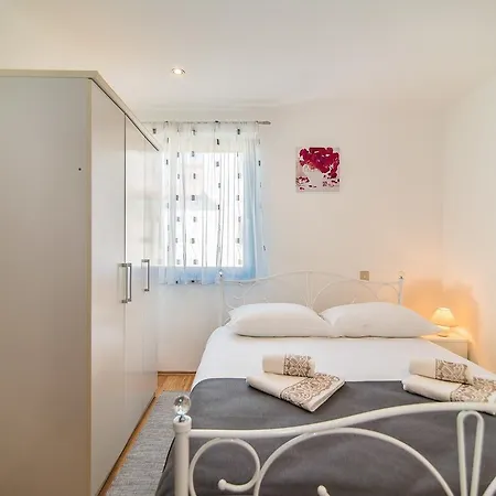 ゲストハウス Dino